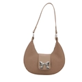 Bolso de hombro plisado beige con lazo metálico plateado y una correa delgada - Caqui