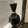 Bolso saco plisado negro con hebilla metálica dorada y diseño minimalista - Negro