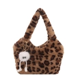 Sac sous le bras chic en fausse fourrure léopard avec un charmant monstre en peluche - Imprimé léopard