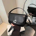 Schwarze PU-Leder Satteltasche mit silberner Herzschnalle aus mehreren Winkeln - Schwarz