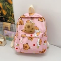 Roze kinderrugzak met capibara-patronen en een schattige bruine pluche hanger - Beer Capibara Cartoon (Roze) / Roze