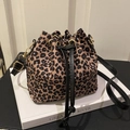 Bucket Bag mit Leopardenmuster, verstellbarem Lederriemen und praktischem Kordelzugverschluss - Leopardenprint