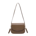 Borsa a sella marrone minimalista con tracolla regolabile e finiture in metallo oro - Marrone