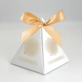 Detailansicht der weißen pyramidenförmigen Geschenkbox mit Champagner-Satinschleife - Weiße Box Mit Goldenem Band / Weiß