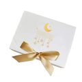 Weiße Geschenkschachtel mit Goldfolien Mond Sternen und goldener Satin Schleife - Weiß