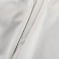 Detailaufnahme von weißem Satinstoff mit luxuriöser glatter Textur und weichem Fall - S / Gebrochenes Weiß