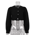Detalle de la chaqueta corta negra con cuello redondo y tres botones blancos en contraste - S / Negro