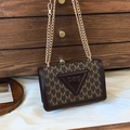Dettaglio della borsa rettangolare monogramma marrone con catena dorata e inserto in pelle - Caffè