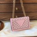Dettaglio della borsa rosa con catena, placca metallica triangolare e monogramma - Rosa