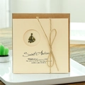 Vintage-Grußkarte mit Bronze-Segelboot-Anhänger, Kraftpapier-Umschlag und Juteschleife - Segelschiff-Stil