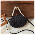 Detalle de bolso concha negra con purpurina, asa de perlas y correa de cuero - Negro