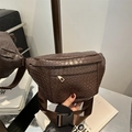 Bolso de pecho retro de cuero trenzado marrón oscuro con correa ajustable y cremallera - Negro