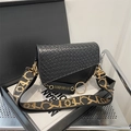 Detail der schwarzen PU-Tasche mit Webstruktur, Goldring und Jacquard-Gurt - Schwarz
