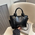Bolso de mano clásico de cuero PU negro con relieve FASHION y herrajes de metal dorado - Negro