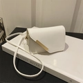 Detalle de mini bolso bandolera blanco en cuero con adorno rectangular dorado - Blanco