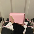 Detalle del mini bolso bandolera rosa mate con elegante adorno rectangular dorado - Rosa