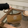 Detalle del bolso baguette marrón con monograma, logotipo M plateado y correa de cuero - Marrón Oscuro