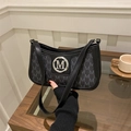 Detalle de un bolso de hombro retro negro y gris con logotipo M de metal plateado - Negro