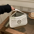 Detalle del bolso de hombro color crema con estampado de letras M y logotipo plateado - Blanco