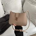 Detailansicht der milchteefarbenen PU-Tasche mit Goldverschluss und Knotendetails - Khaki