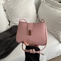 Detailaufnahme der rosa PU-Handtasche mit Bronze-Druckknopf und geknotetem Schultergurt - Rosa