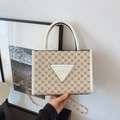 Detail van bloemen tote bag met witte driehoek belettering en verstelbare schouderriem - Wit
