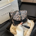 Bolso bandolera con estampado de leopardo y cuero negro con hebilla dorada sobre blanco - Negro