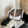Bolso bandolera con estampado de leopardo y cuero blanco con hebilla dorada - Blanco