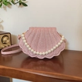 Bolso rosa brillante en forma de concha con asa de perlas y correa fina de hombro - Rosa