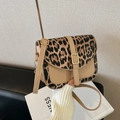 Bolso bandolera de leopardo con costuras de cuero marrón y hebilla dorada elegante - Caqui