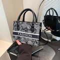 Borsa tote capiente con motivo bianco e nero, scritta Fashion e tracolla inclusa - Nero