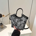 Borsa in seta nera con ricamo corallo bianco e tracolla in pelle staccabile - Nero