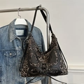 Dettaglio della borsa tote leopardata con fiocchi in pelle nera e lacci intrecciati - Nero
