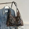Dettaglio borsa a spalla leopardata con fiocco nero e design estetico in stile Y2K - Cachi