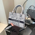 Borsa tote grigia ricamata a fiori con manici e tracolla sottile in contrasto - Argento