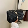 Borsa a tracolla in pelle trapuntata nera con logo dorato, nappa e catena in metallo - Nero
