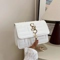 Borsa a tracolla trapuntata bianca con logo in metallo dorato e dettaglio nappine - Bianco