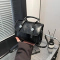 Bolso bandolera de cuero plisado negro brillante con asa superior y herrajes plata - Negro