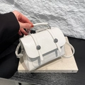 Bolso bandolera blanco brillante minimalista con textura plisada y hebillas plateadas - Blanco