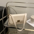 Sac sous le bras minimaliste en cuir blanc crème avec fermoir doré et forme carrée élégante - Blanc