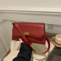 Sac sous le bras chic en similicuir rouge avec boucle dorée et bandoulière large - Rouge