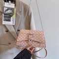 Borsa a tracolla rosa cipria con monogramma M, catena e fibbia in argento lucido - Rosa