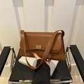 Sac sous le bras en cuir caramel avec boucle en métal doré pour une mode minimaliste - Brun Foncé