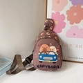 Braune Kinder-Brusttasche aus Canvas mit süßem Capybara-Motiv und blauem Auto - Kaffeebraun