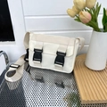 Sac bandoulière minimaliste blanc cassé en toile avec boucles noires et sangle - Blanc