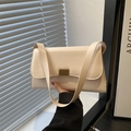 Bolso de hombro blanco crema minimalista con hebilla dorada y correa de cuero - Blanco