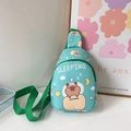 Hellblaue Kinder-Brusttasche aus Canvas mit süßem Wasserschwein-Print und grünem Gurt - Grün