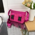 Petit sac bandoulière rose fuchsia avec double boucles noires et large sangle tendance - Rose rouge