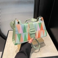 Borsa a tracolla verde con stampa geometrica a triangoli e tracolla intrecciata - Verde