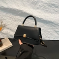 Borsa baguette nera chic con fibbia dorata e tracolla regolabile in un set minimalista - Nero
